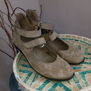 Arche Womens  Green Suede Shoes Size 39/8.5 New .